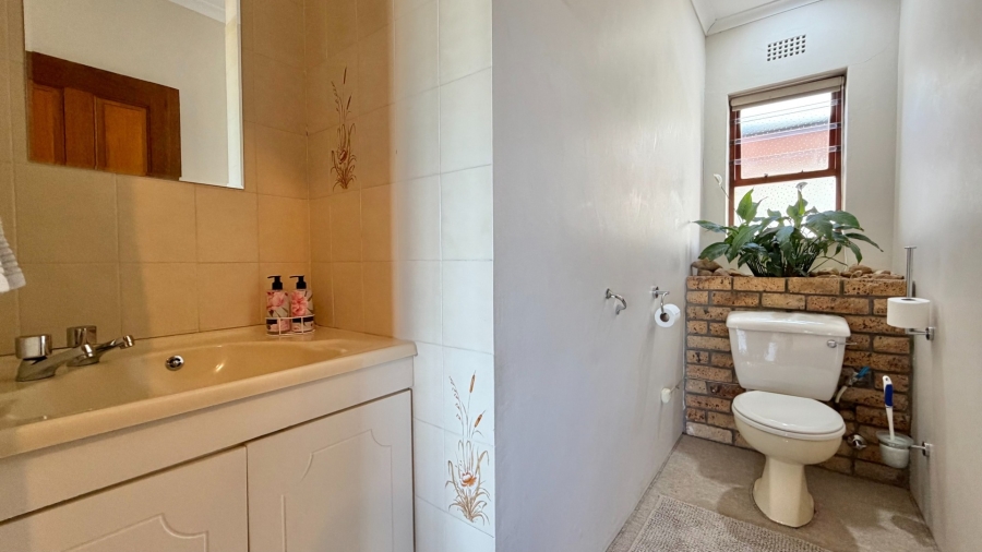 4 Bedroom Property for Sale in Mountainside Western Cape